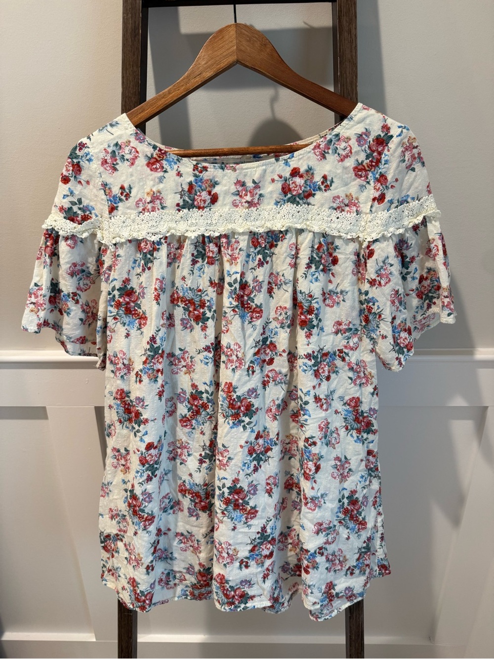 easel White Floral Lace-Trim Tunic with Red & Blue Bouquet Print